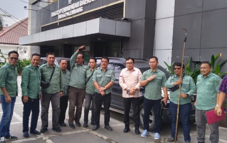 Bapenda Kota Palembang melakukan operasi penertiban reklame yang habis masa tayangnya 1