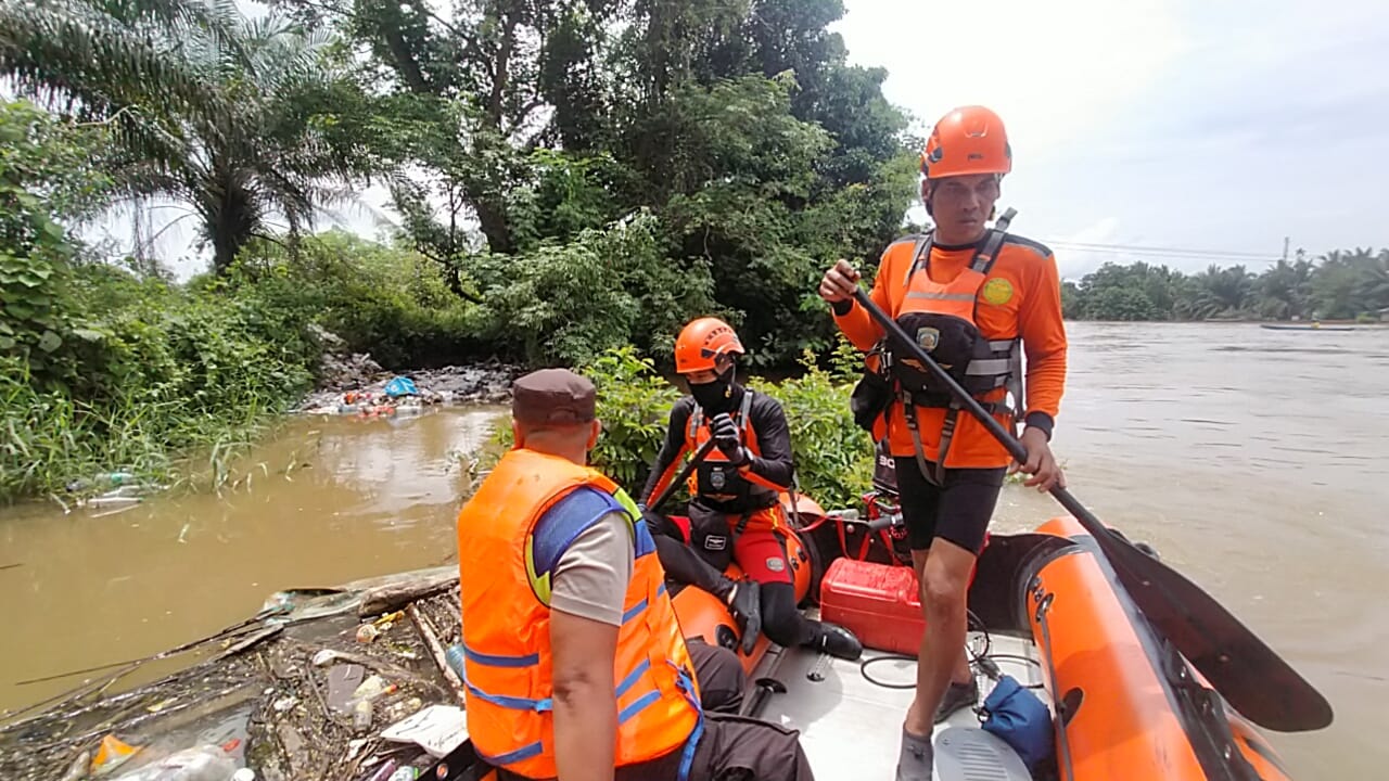 Kapal Getek Terbalik Tiga Orang Hilang Tengelam Disungai Rawas 1