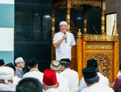 Gubernur Herman Deru dan Wagub Cik Ujang Sholat Isya dan Tarawih Berjemaah di Masjid As-Sa’adah Mapolda Sumsel