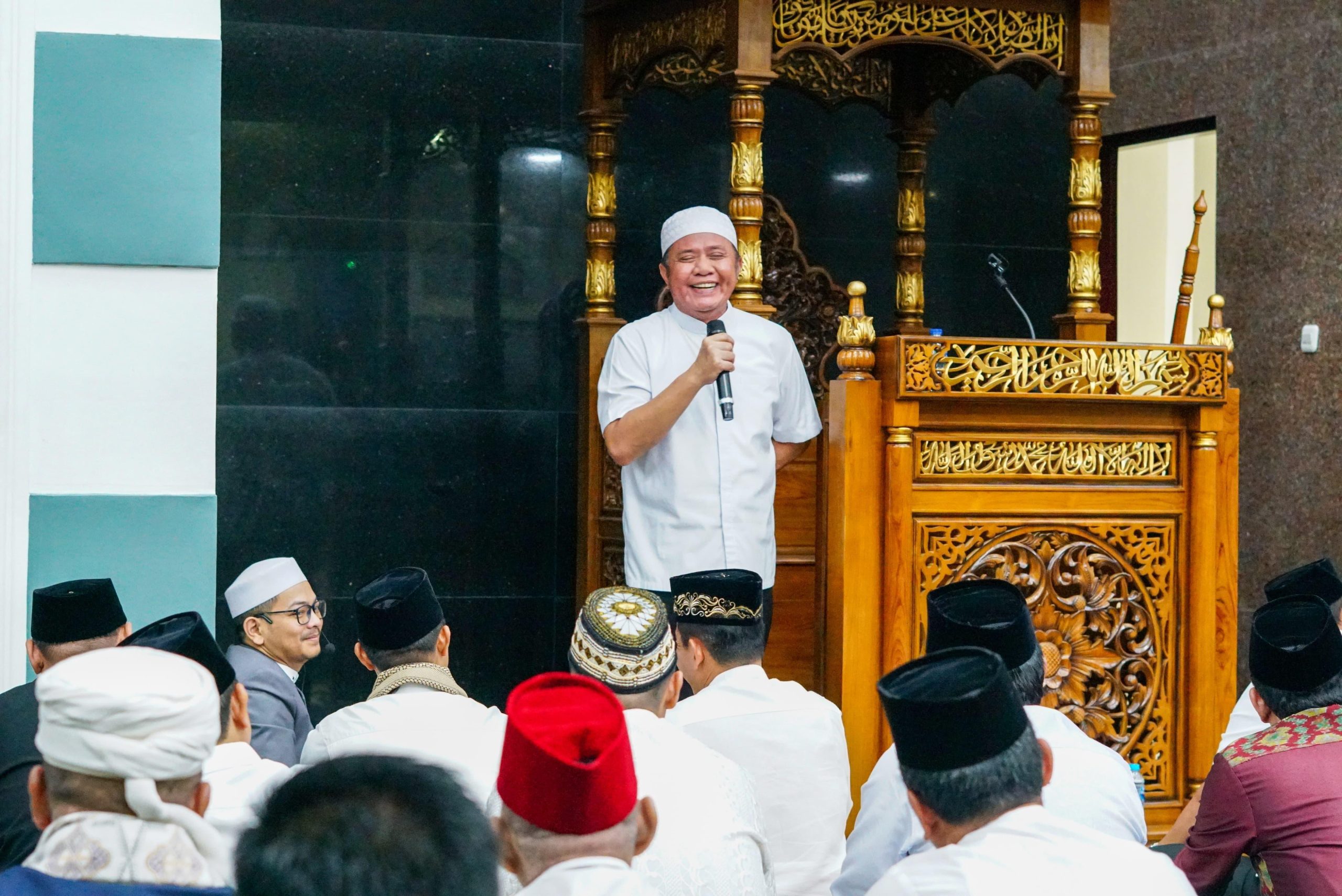 Gubernur Herman Deru dan Wagub Cik Ujang Sholat Isya dan Tarawih Berjemaah di Masjid As-Sa'adah Mapolda Sumsel 1