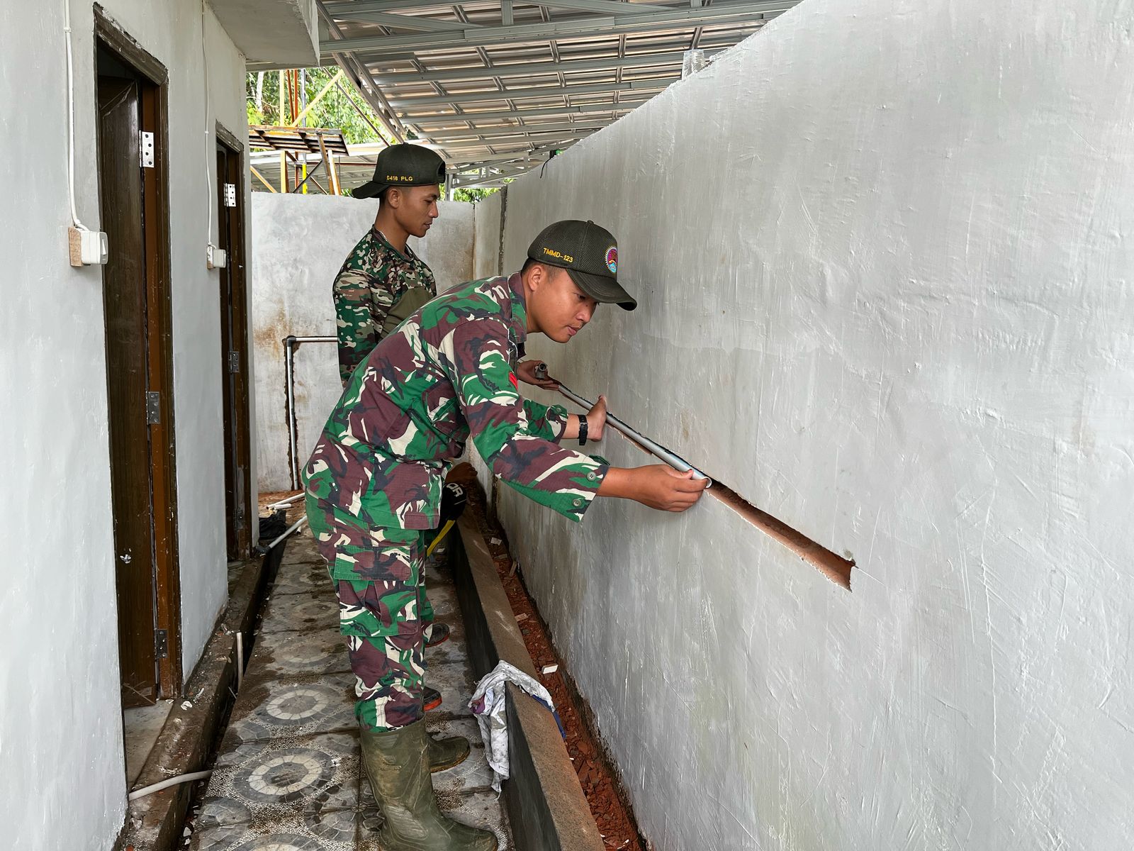 Satgas TMMD Ke 123 Kodim 0418/Palembang Pasang Paralon Kamar Mandi Dan Tempat Wudhu Mushola Al-Hijrah 1