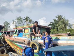 Polairud Berbagi, Ramadan Penuh Arti di Pesisir Sungai Lilin