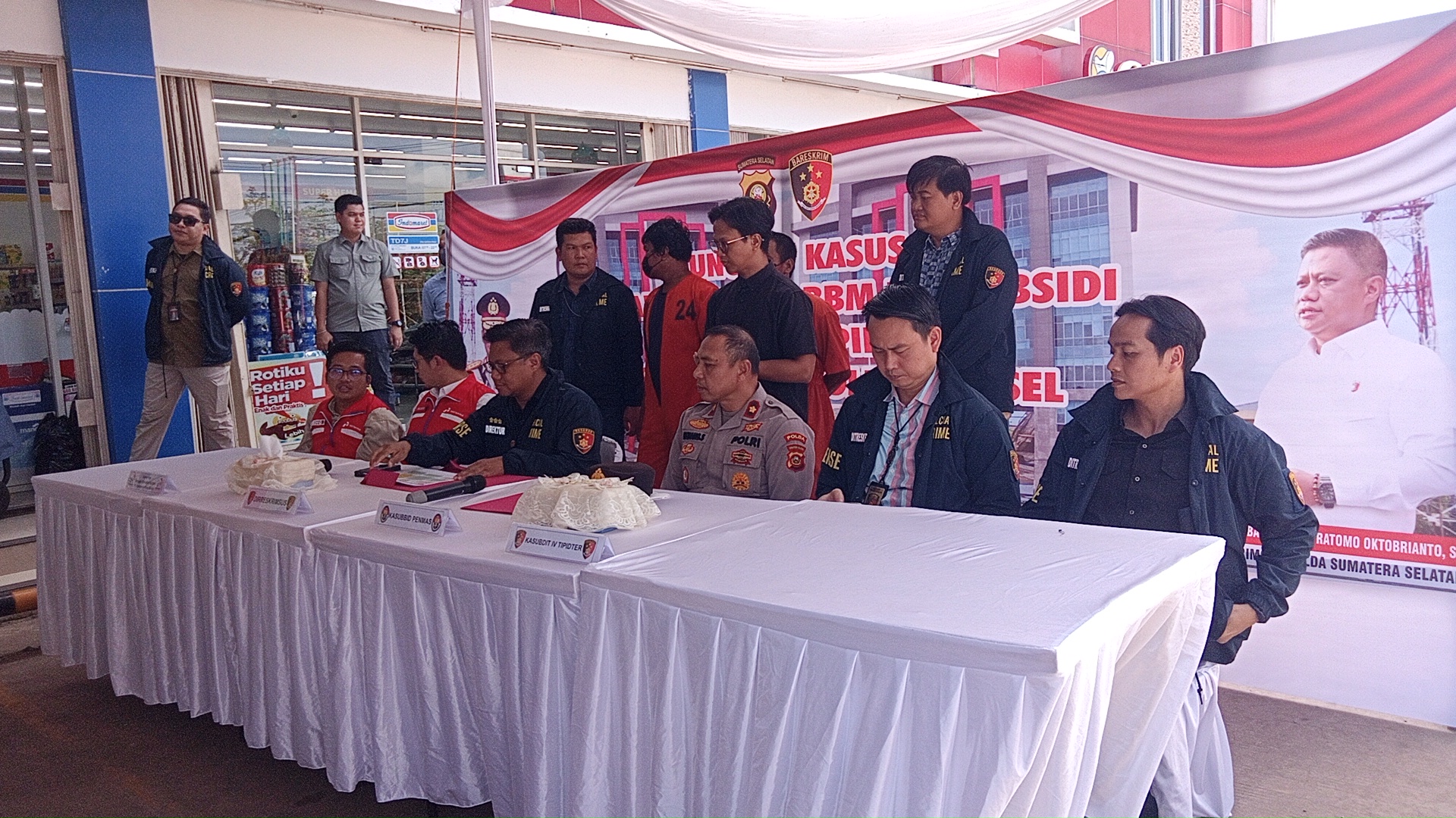 Dua Kakak Beradik Penimbun BBM Subsidi Berhasil Diamankan Unit 2 Subdit IV Tipidter Ditreskrimsus Polda Sumsel Di SPBU 23.301.34 PALEMBANG 1
