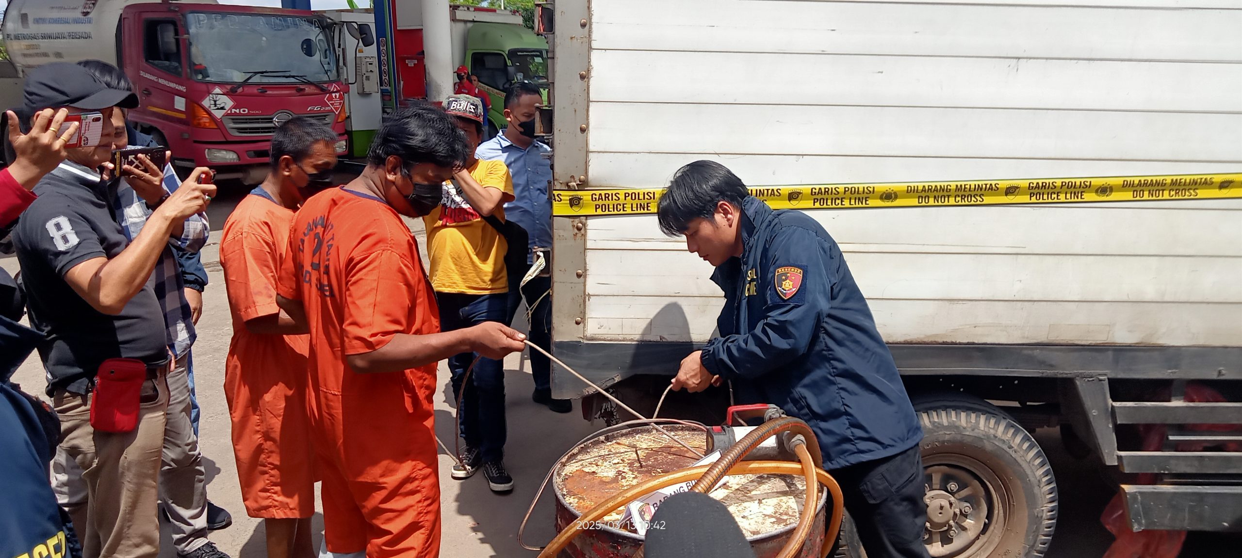 Dua Kakak Beradik Penimbun BBM Subsidi Berhasil Diamankan Unit 2 Subdit IV Tipidter Ditreskrimsus Polda Sumsel Di SPBU 23.301.34 PALEMBANG 2