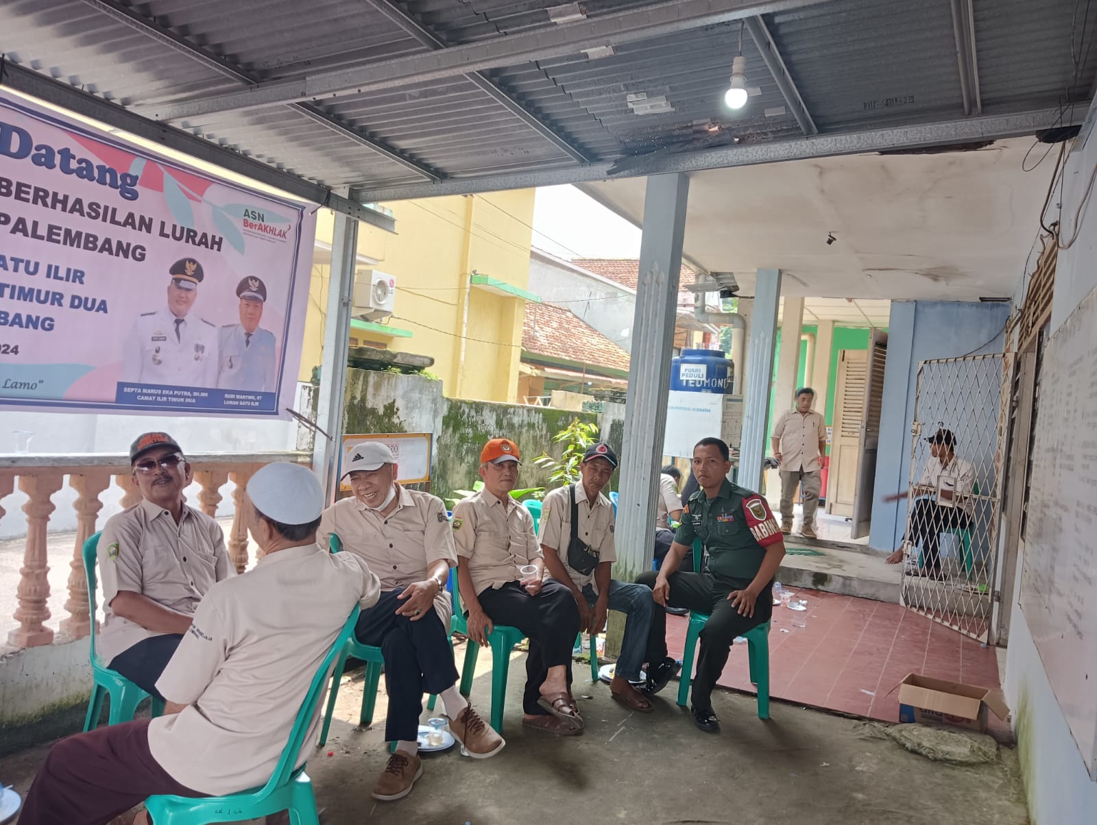 Babinsa Kel 1 Ilir Komsos Bersama Ketua RT Dan Warga Ingatkan Jaga Kebersihan Lingkungan 1