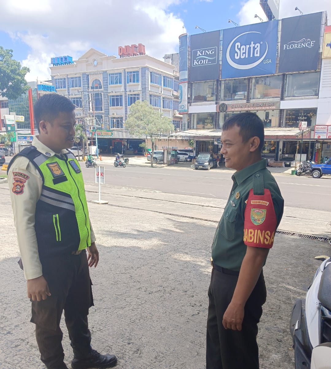 Babinsa Kel 24 Ilir Komsos Bersama Security Himbau Tingkatkan Keamanan Dan Ketertiban 1