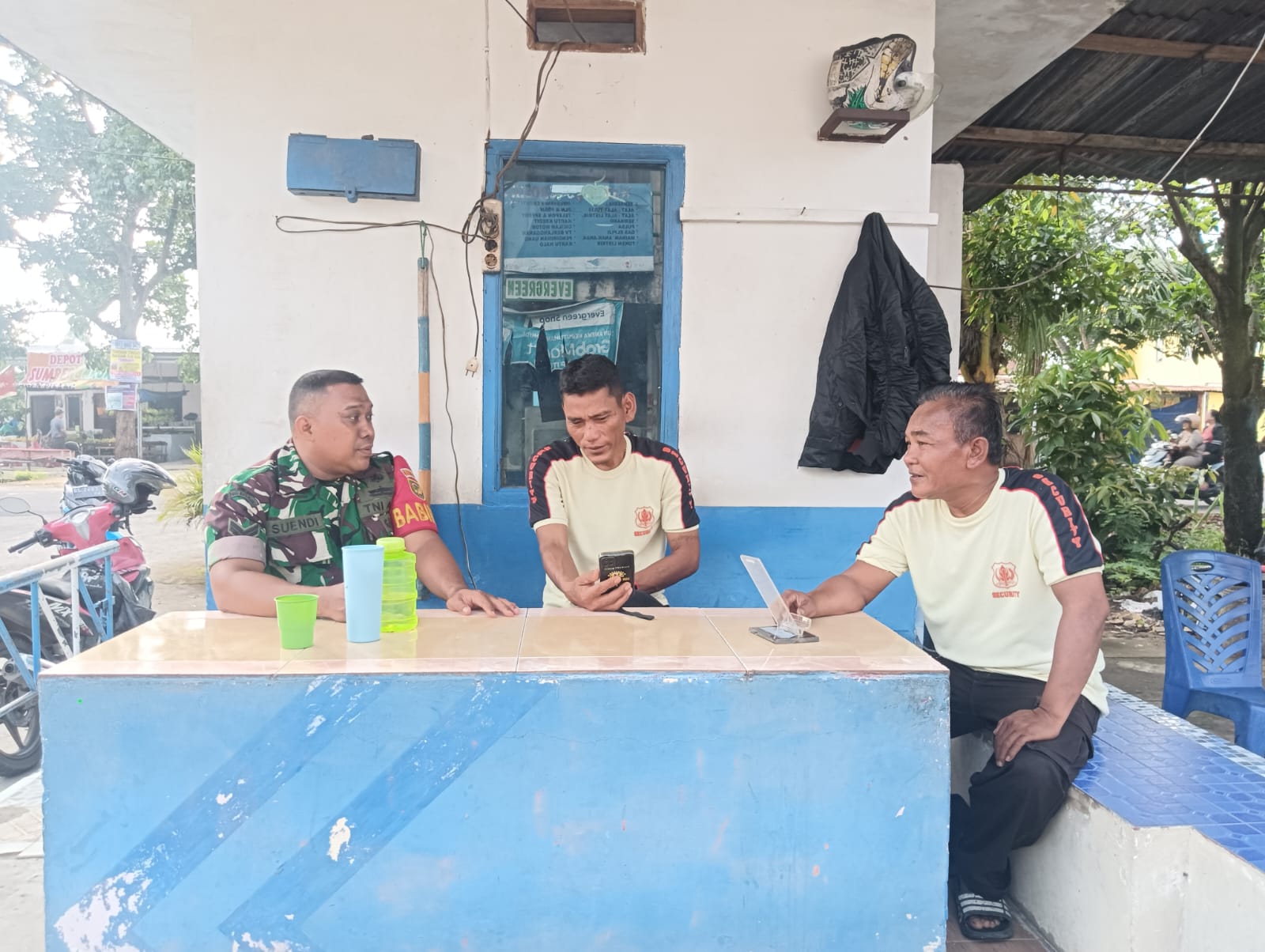 Tingkatkan Kamtibmas Babinsa Kel Srimulya Komsos Bersama Security Perumahan 1