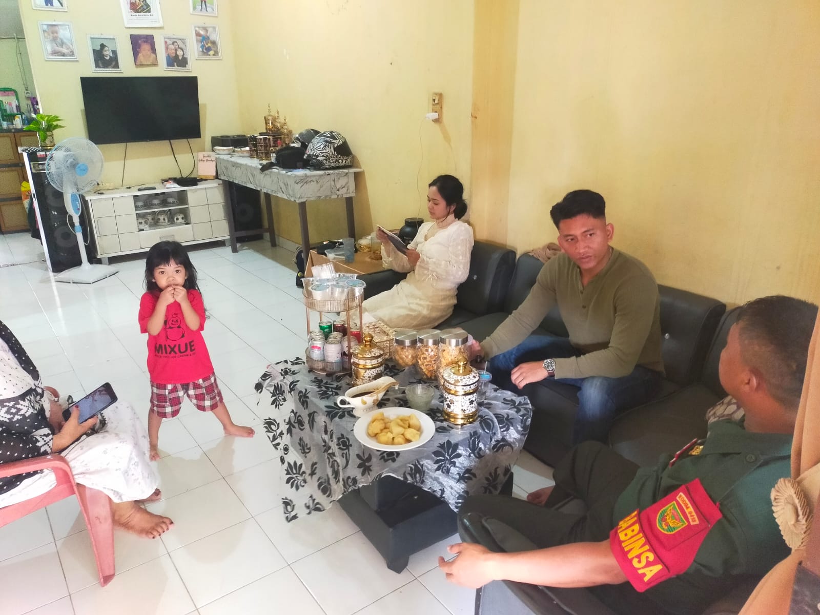 Babinsa 3 Ilir Komsos Bersama Warga Bahas Keamanan Dan Kebersihan Lingkungan 1