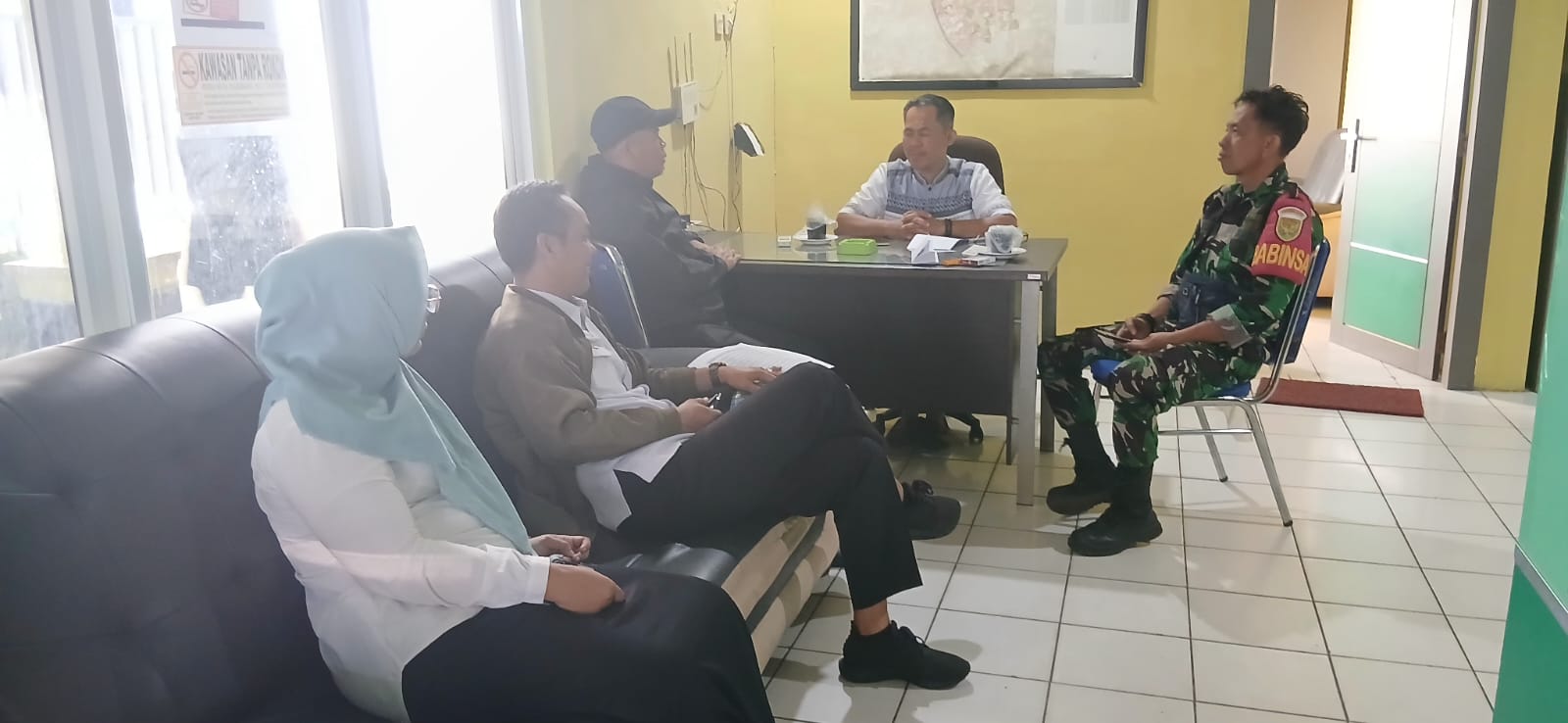 Jaga Kebersihan Lingkungan Babinsa Kel 23 Ilir Kordinasi Bersama Lurah Dan Staf Kelurahan 1
