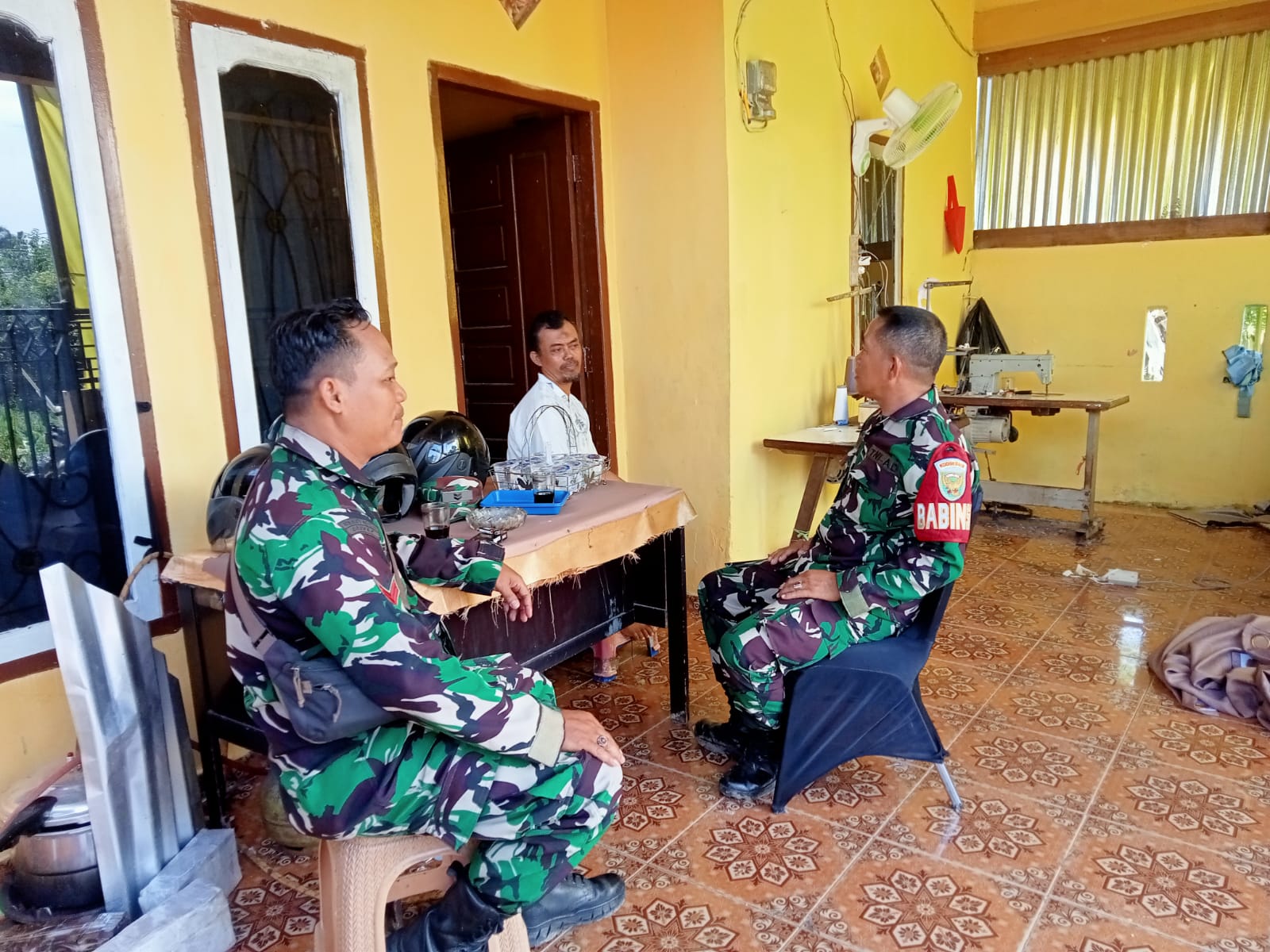 Babinsa Kel Sako Komsos Bersama Warga Binaan Ajak Lebih Aktif Menjaga Kebersihan Lingkungan 2