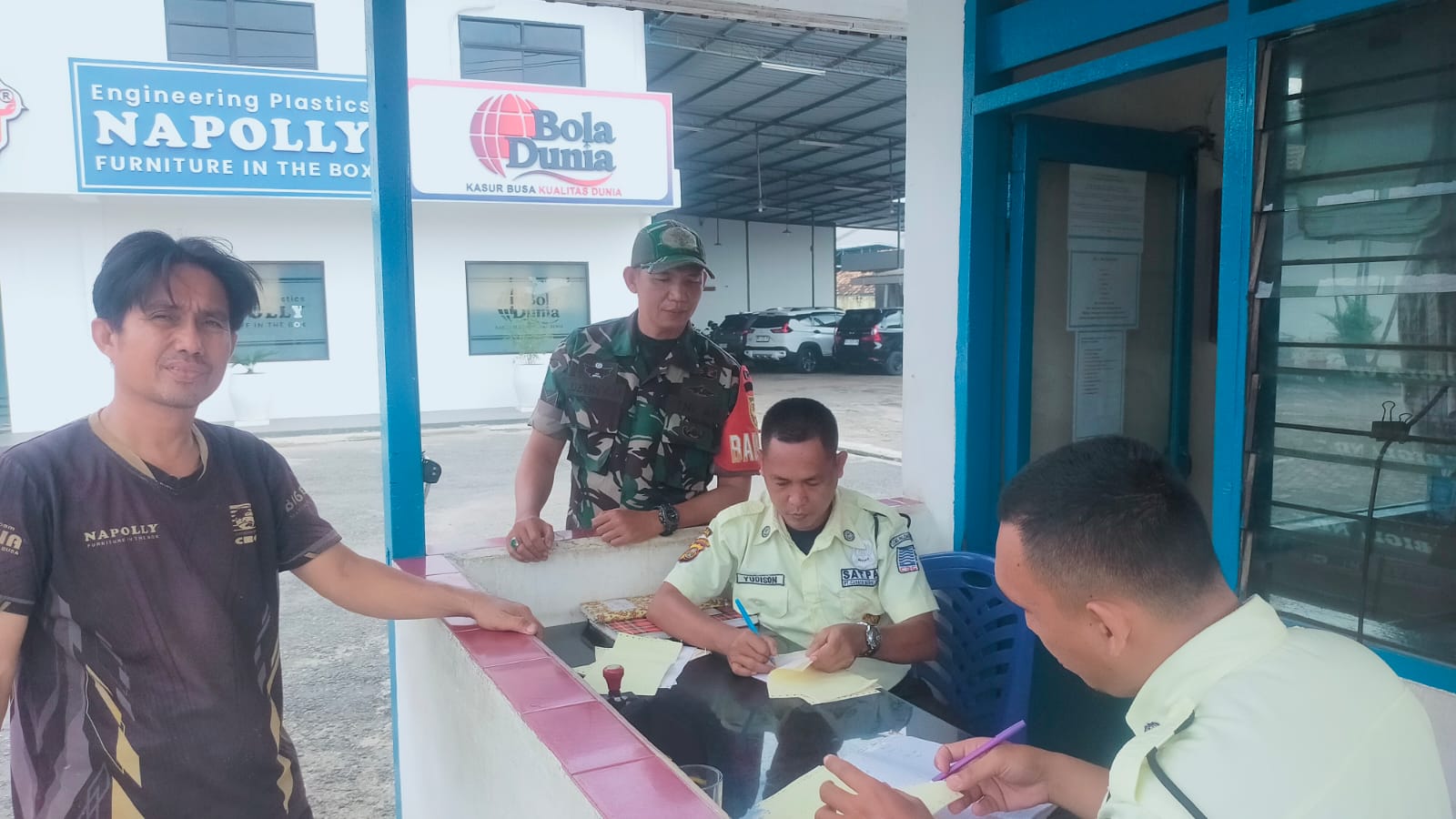 Tingkatkan Keamanan Babinsa Kel Sako Baru Komsos Bersama Security PT. Napoli 1
