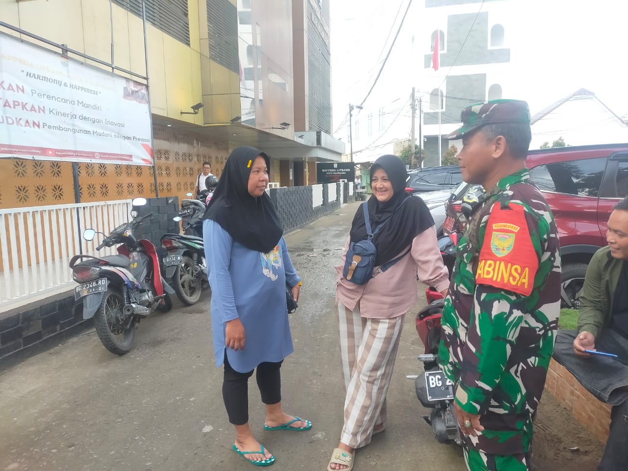 Babinsa Kel 22 Ilir Komsos Bersama Warga Binaan Ajak Jaga Kebersihan Lingkungan 1