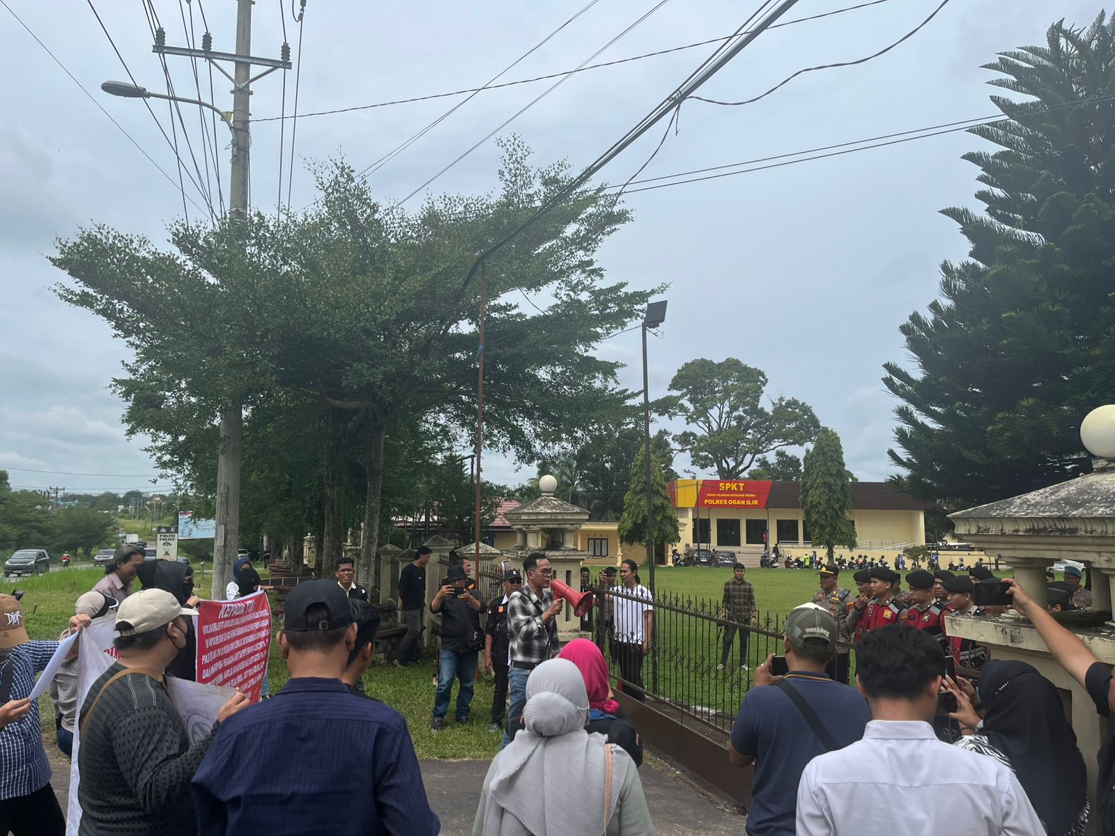 Gelar Unjuk Rasa Di Polres Ogan Ilir,Pose RI Desak Kapolres Bongkar Gidang-gudang BBM Ilegal Di Wilayah Ogan Ilir 2