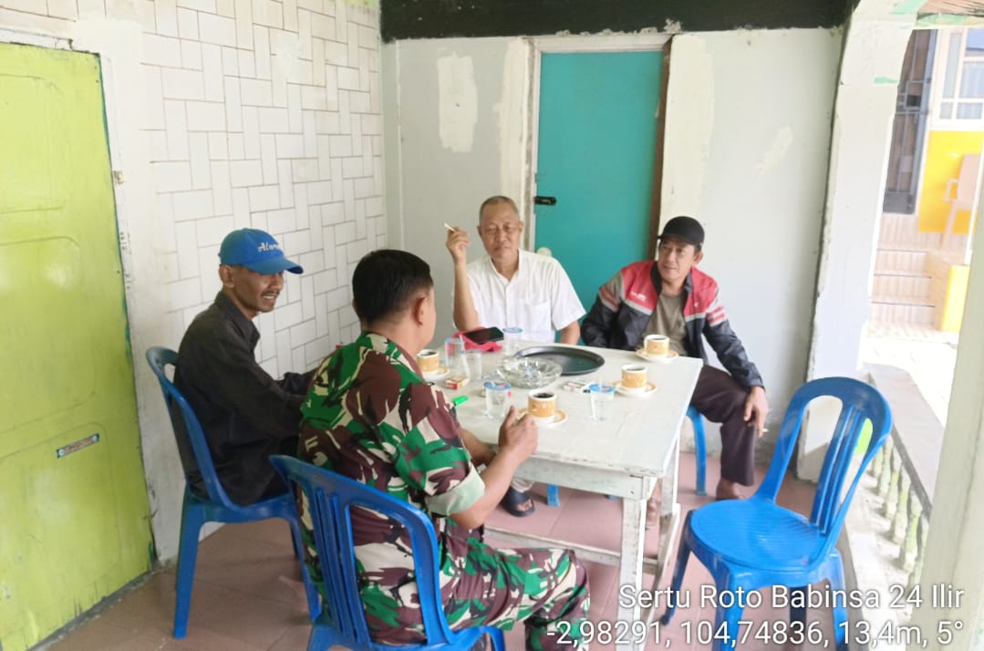 Babinsa Kel 24 Ilir Komsos Bersama Ketua RT Dan Warga Bahas Keamanan Dan Kebersihan Lingkungan 1