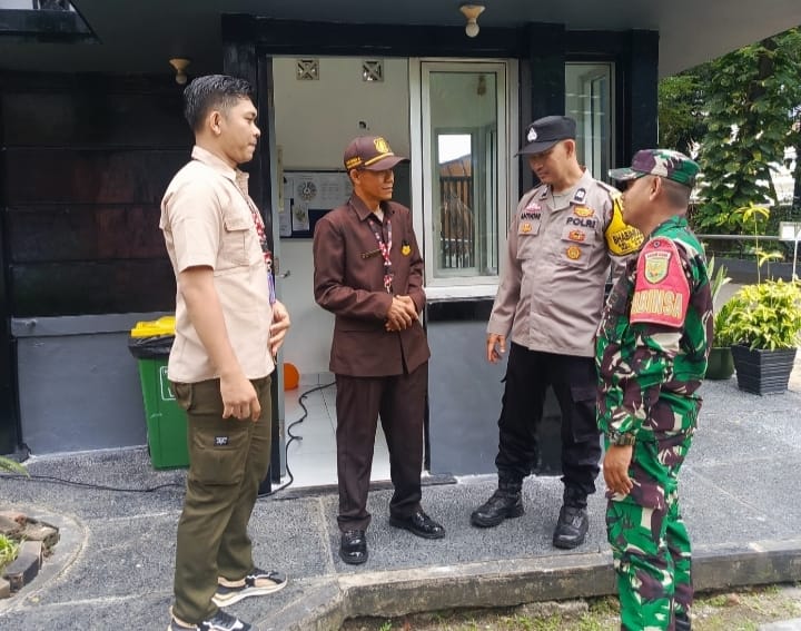 Tingkatkan Keamanan Dan Ketertiban Babinsa Kel Demang Lebar Daun Komsos Bersama Security 1