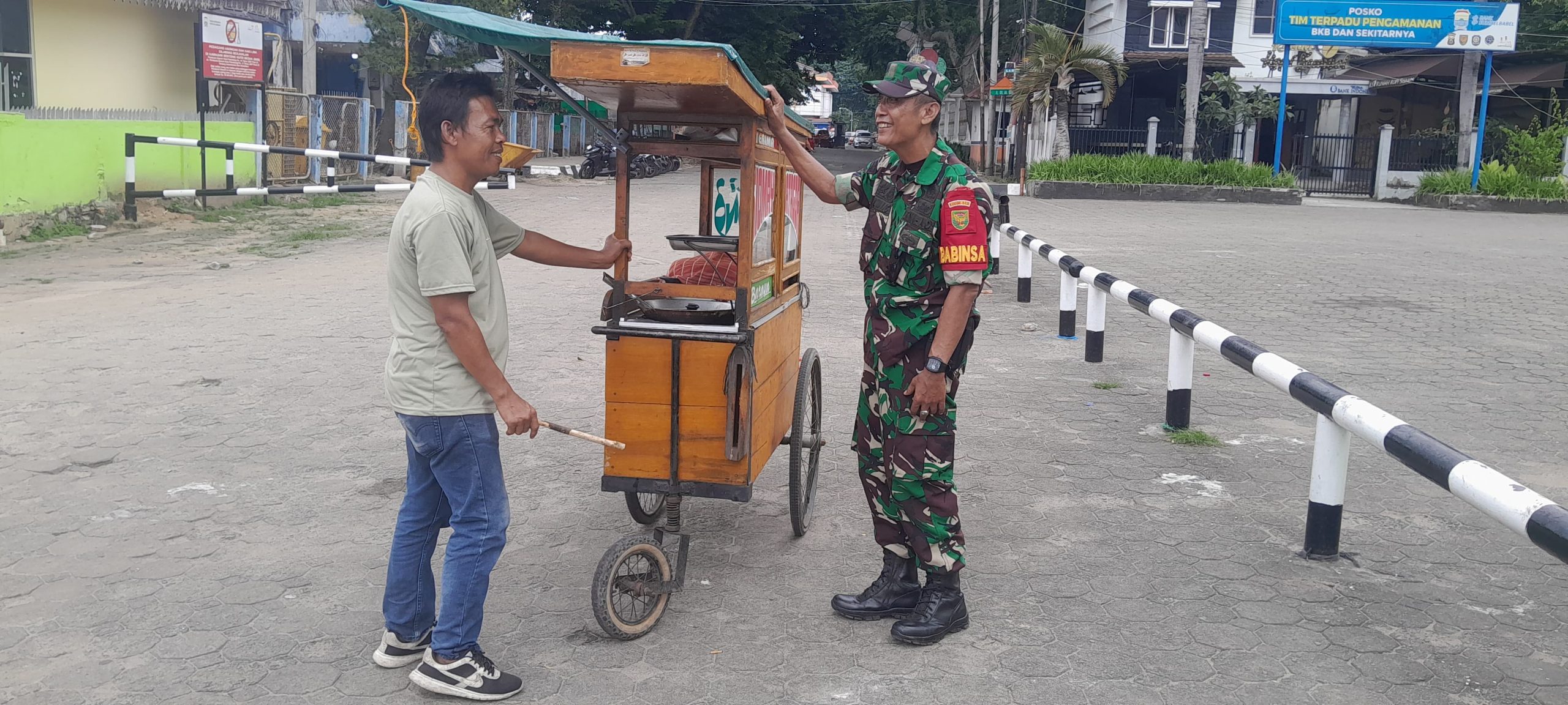 Babinsa Kel 19 Ilir Komsos Bersama Pedagang Berikan Motivasi Dan Himbauan 1