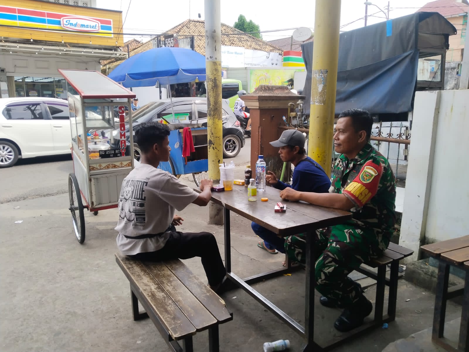 Ciptakan Lingkungan Tertib Dan Aman Babinsa Kel Siring Agung Komsos Bersama Warga 1
