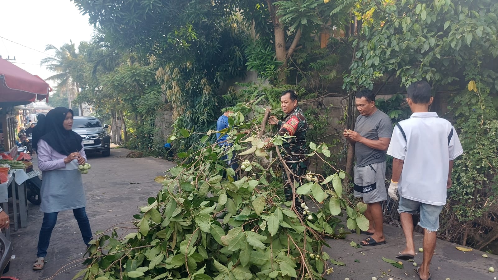Tunjukan Semangat Gotong Royong Babinsa Kel Sukamaju Gotong Royong Bersama Tingkat Kecamatan Sako 1