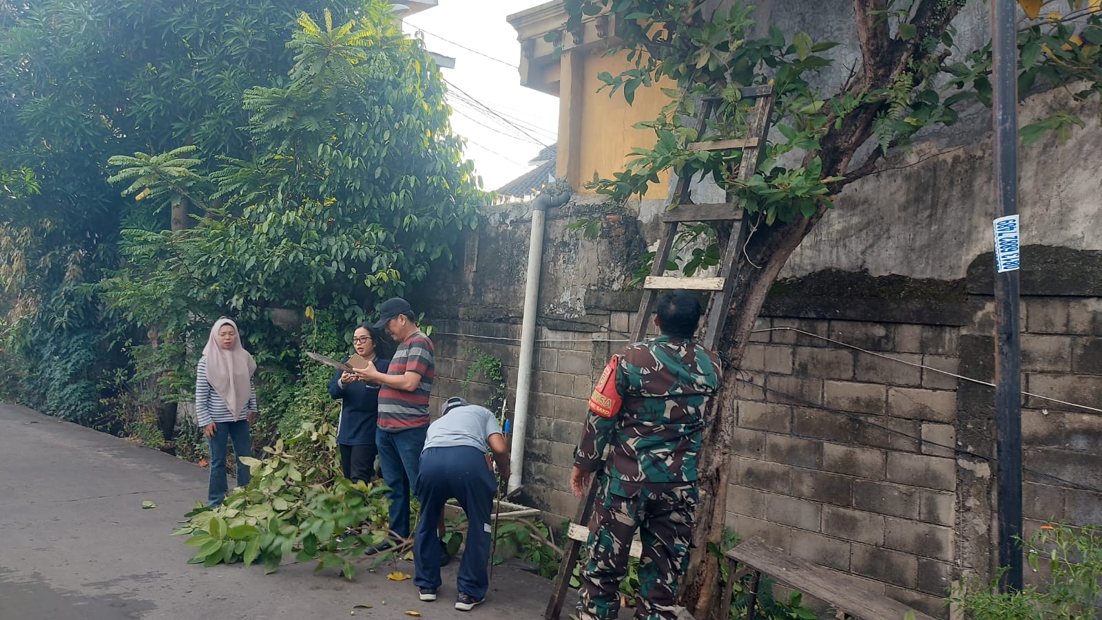 Tunjukan Semangat Gotong Royong Babinsa Kel Sukamaju Gotong Royong Bersama Tingkat Kecamatan Sako 2