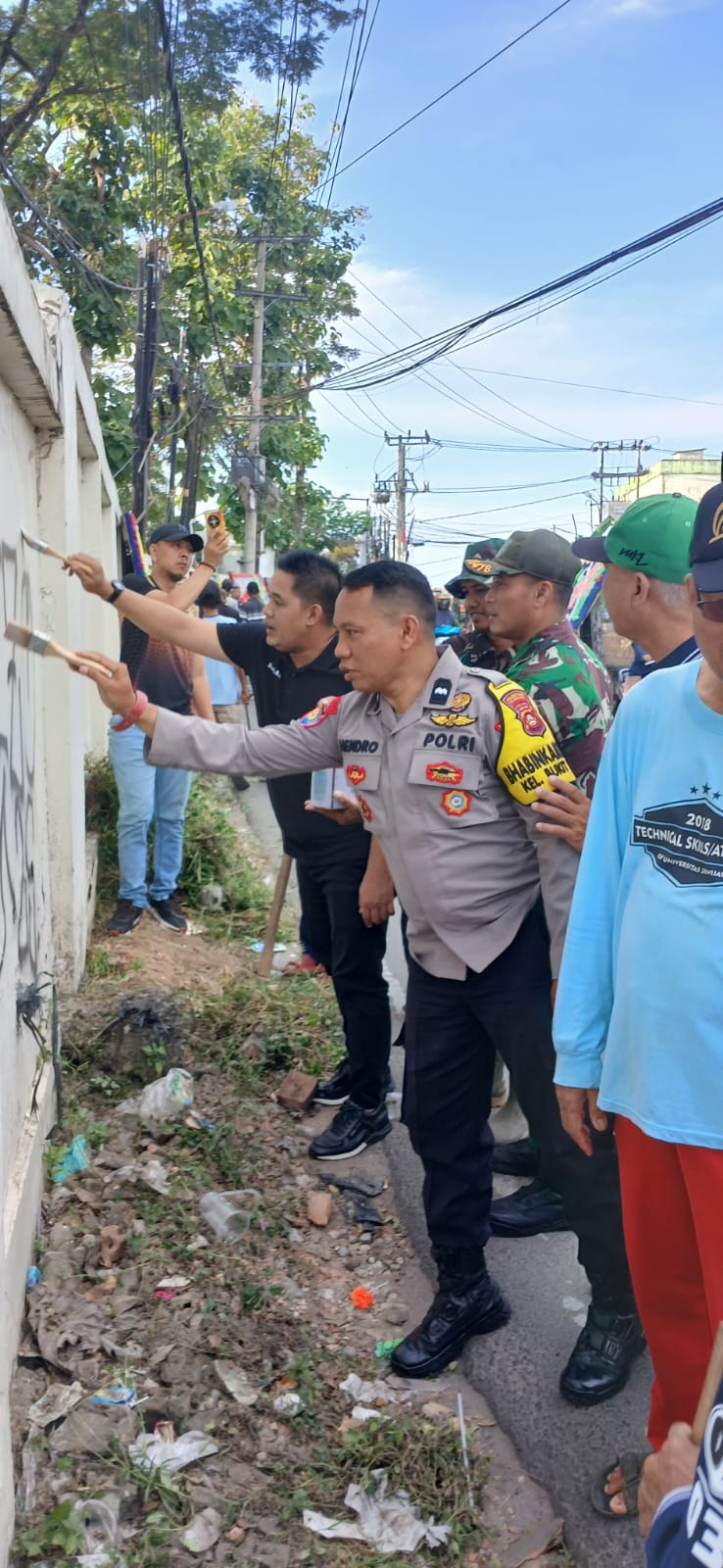 Koramil 418-02/Pakjo Bersama Pemerintah Kecamatan Dan Warga Gotong Royong Bersihkan Vandalisme Sepanjang Tembok Pembatas Dinding Unsri 1