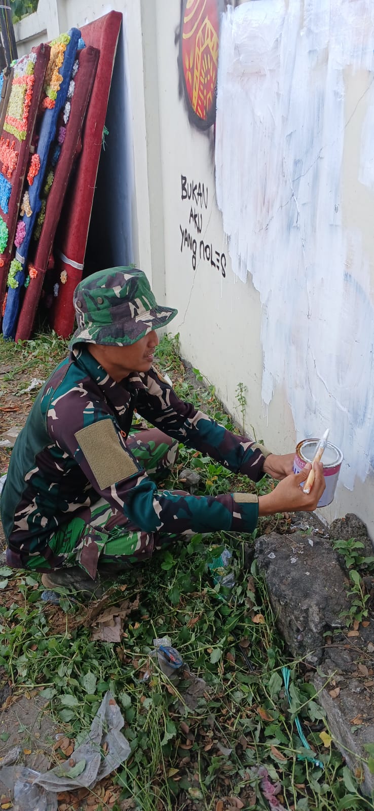 Koramil 418-02/Pakjo Bersama Pemerintah Kecamatan Dan Warga Gotong Royong Bersihkan Vandalisme Sepanjang Tembok Pembatas Dinding Unsri 2