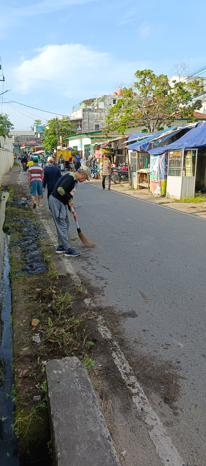 Koramil 418-02/Pakjo Bersama Pemerintah Kecamatan Dan Warga Gotong Royong Bersihkan Vandalisme Sepanjang Tembok Pembatas Dinding Unsri 3