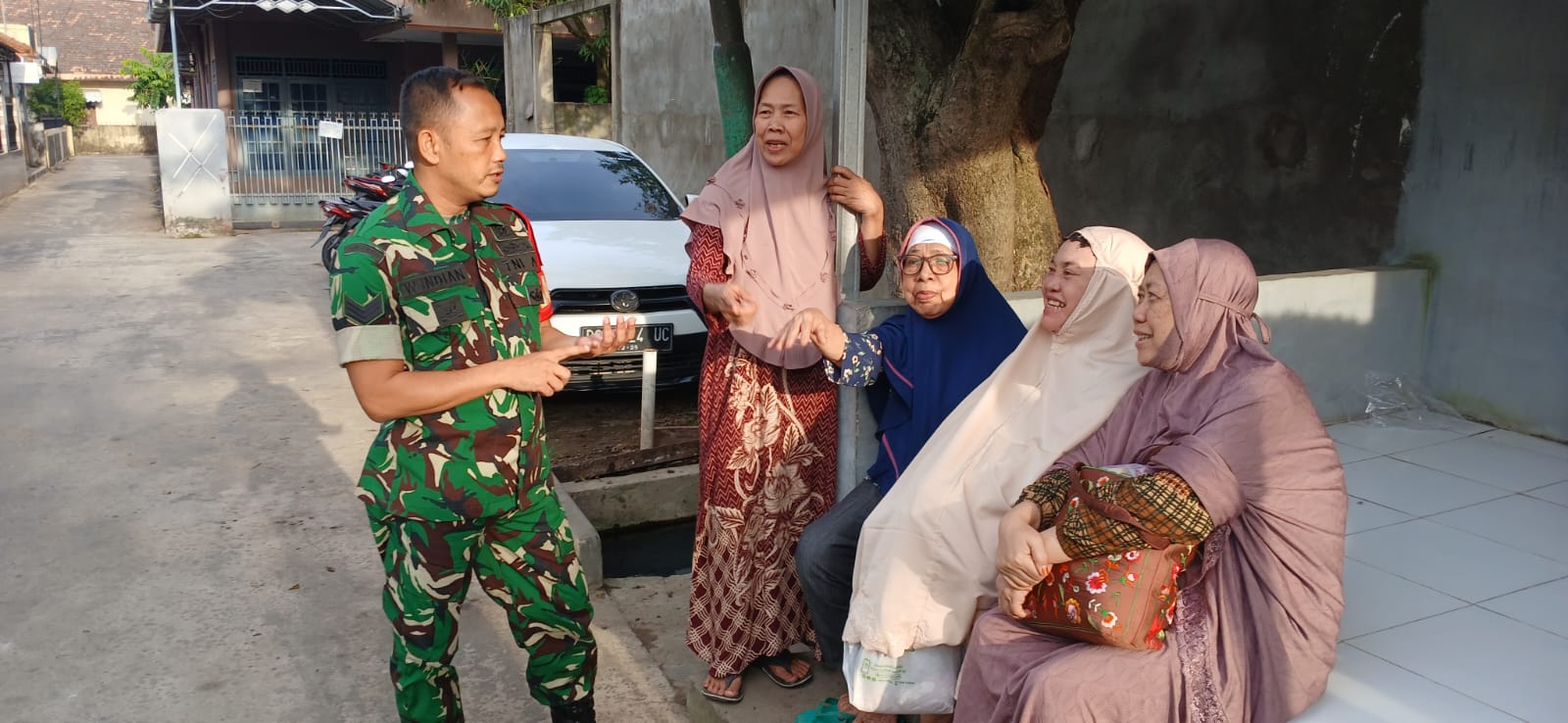 Babinsa Kelurahan Bukit Lama Gelar Komsos dengan Warga Lunjuk Jaya 1