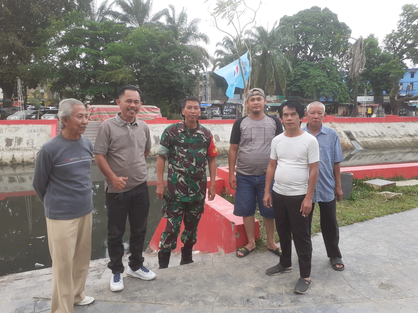 Babinsa 23 Ilir Ajak Warga Jaga Kebersihan Sungai dan Waspada Bahaya Kebakaran 1