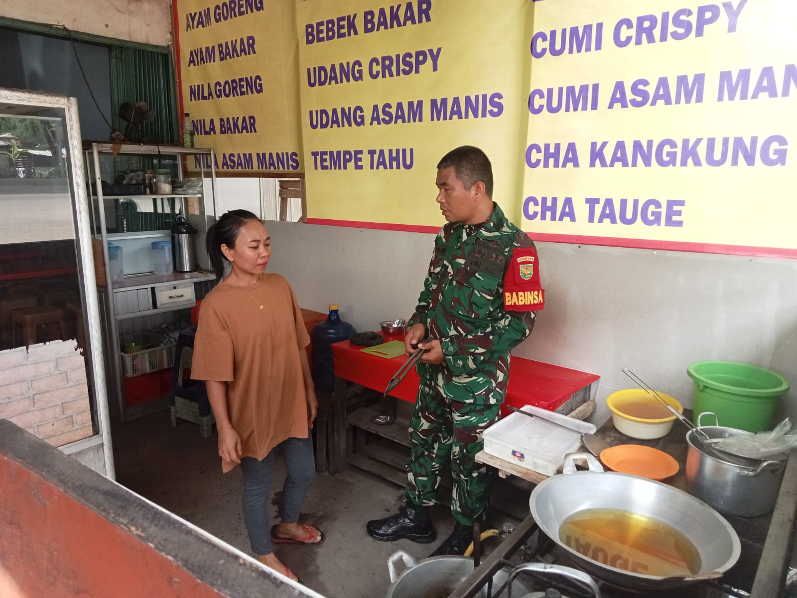 Babinsa Bukit Baru Ajak Pedagang Jaga Kesehatan dan Kebersihan Makanan 1