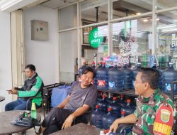 Babinsa Kelurahan Siring Agung Ajak Pengemudi Ojek Online Tertib Berlalu Lintas dan Waspadai Orderan Fiktif