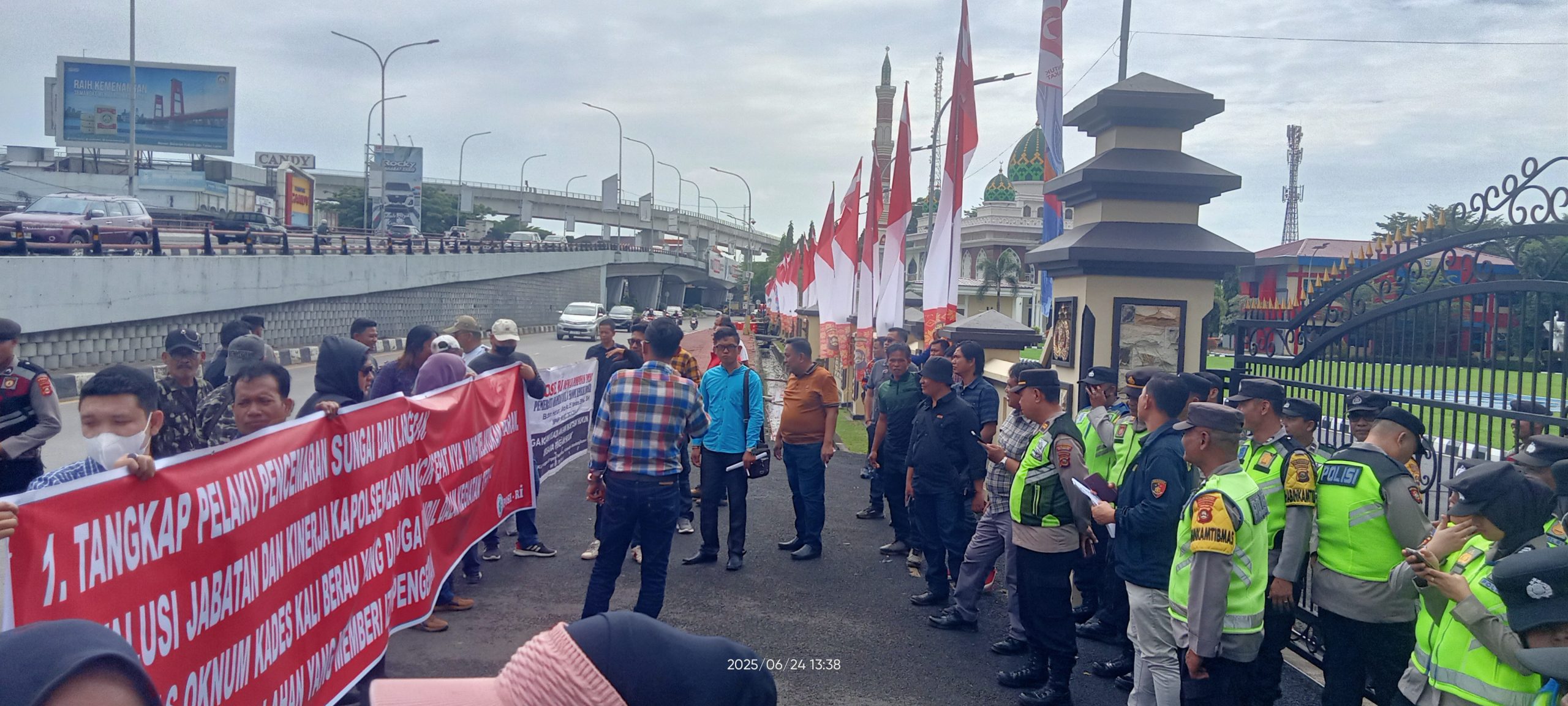 POSE RI Gelar Aksi Besar di Mapolda Sumsel, Desak Penindakan Mafia Minyak Ilegal di Bayung Lencir 2