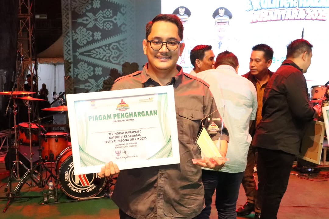 Stand UMKM Kecamatan Kemuning Raih Juara Harapan 3 di Festival Pesona UMKM Kuliner Halal 2025 1