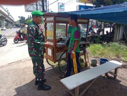 Babinsa Kelurahan Lorok Pakjo Jalin Komunikasi Sosial dengan Pedagang Batagor