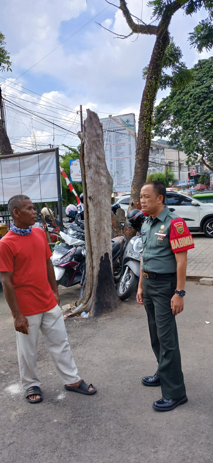 Babinsa Bukit Lama Ajak Juru Parkir Perketat Pengawasan Cegah Curanmor di Halaman Kantor Kecamatan 1