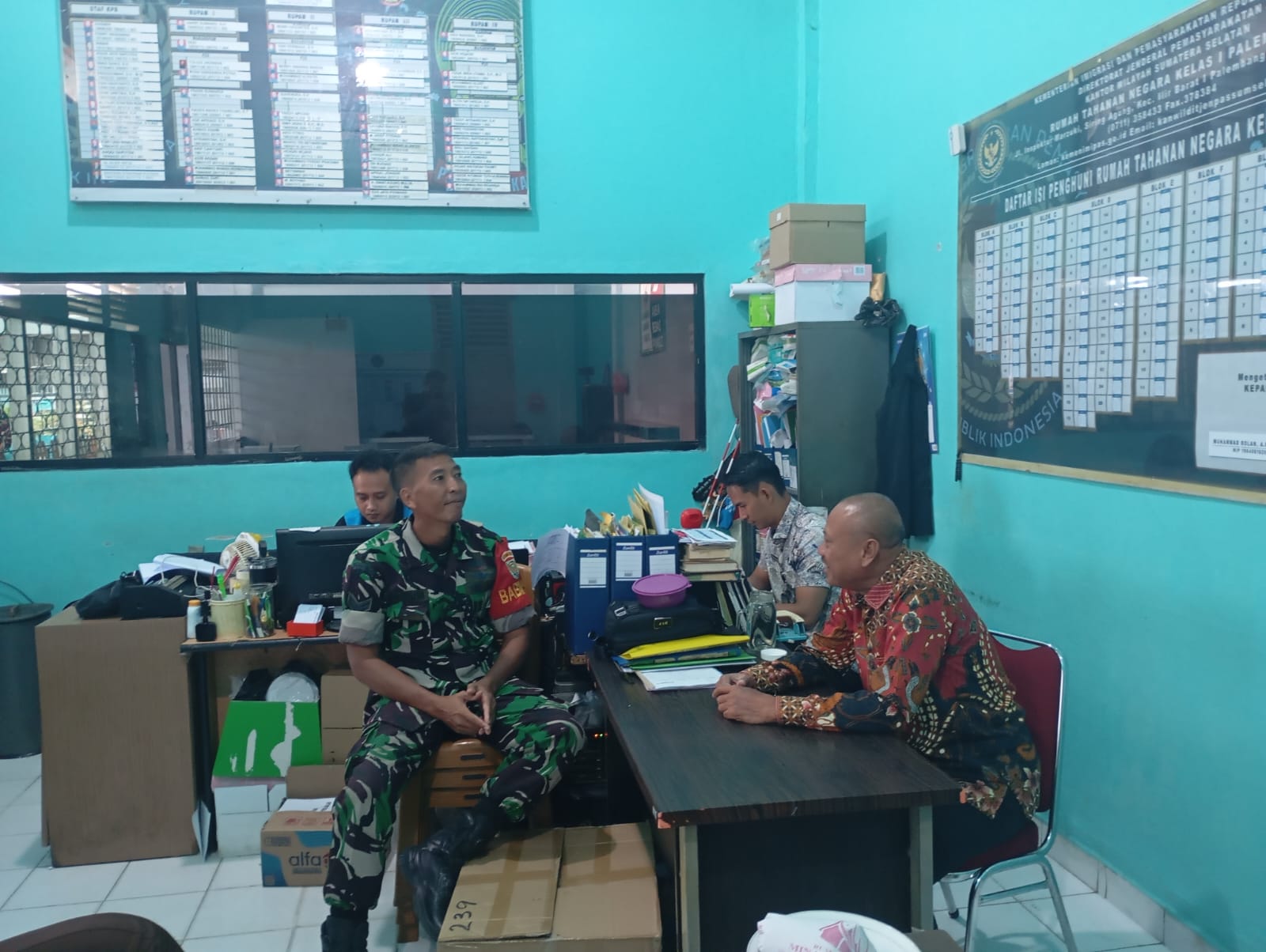 Babinsa 23 Ilir Laksanakan Komsos di Sekitar Lapas Pakjo Bahas Keamanan dan Kebersihan Lingkungan 1