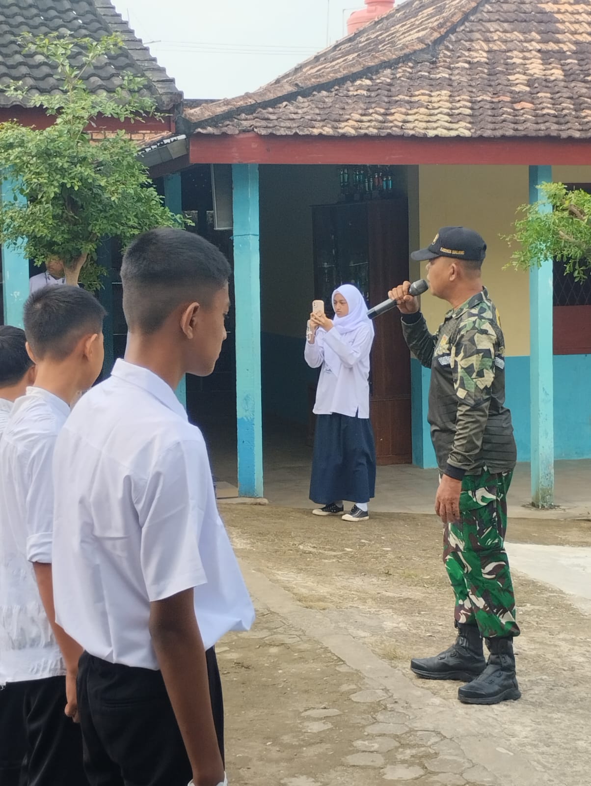 Tingkatkan Kedisiplinan Siswa Baru, Koramil 418-08/Sako Latih PBB di SMP Binatama Palembang 2