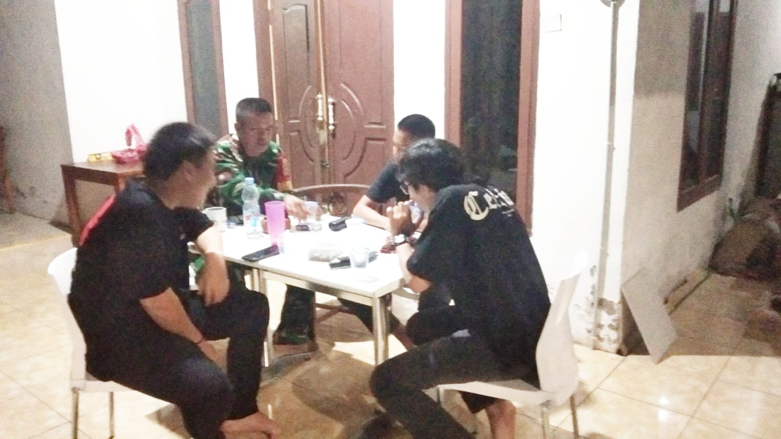 Babinsa Karya Mulya Himbau Pemuda Agar Tidak Terlibat Tawuran 1