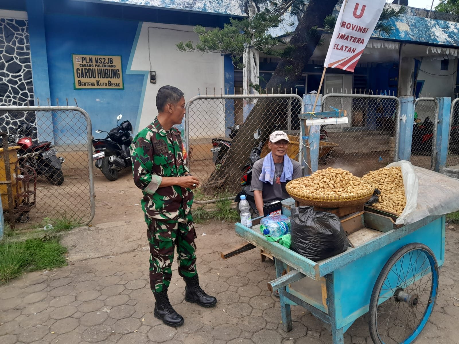 Babinsa 19 Ilir Himbau Pedagang Kacang Rebus Tetap Semangat di Tengah Tekanan Ekonomi 1