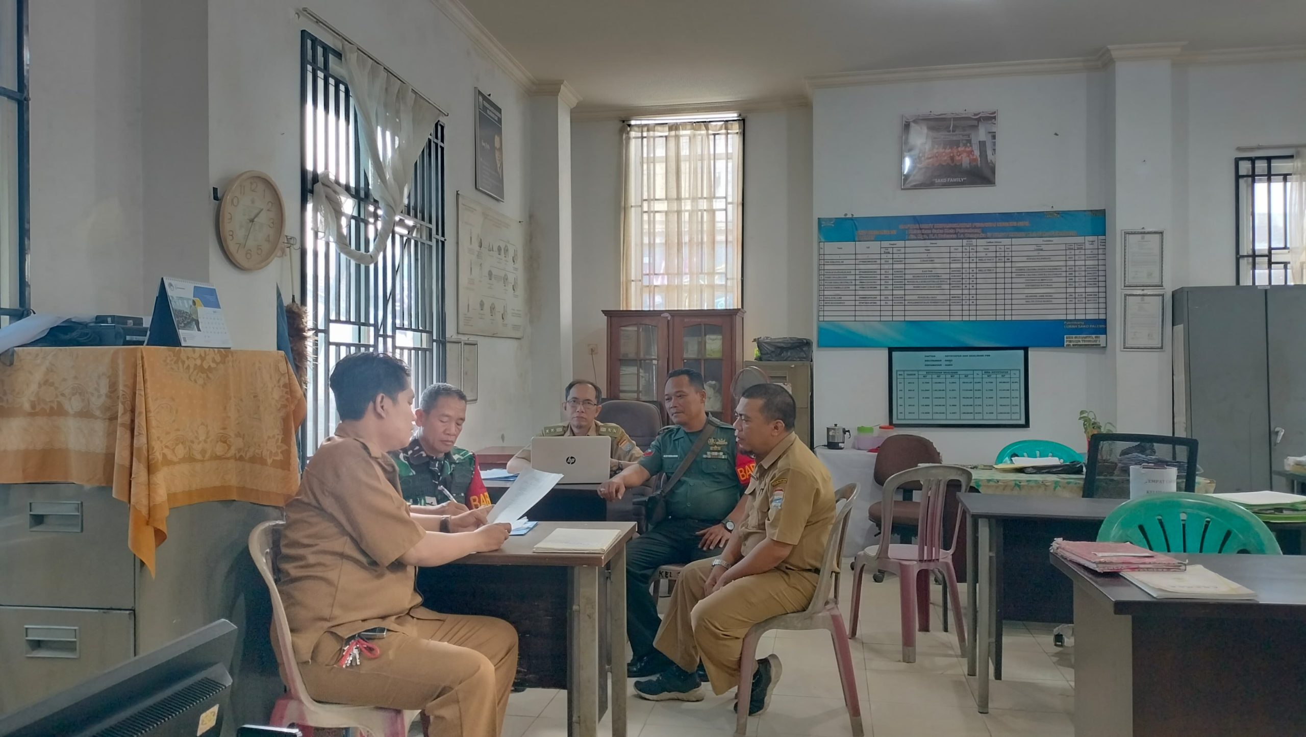 Babinsa Kelurahan Sako Jalin Sinergi Lewat Komsos di Kantor Lurah 1