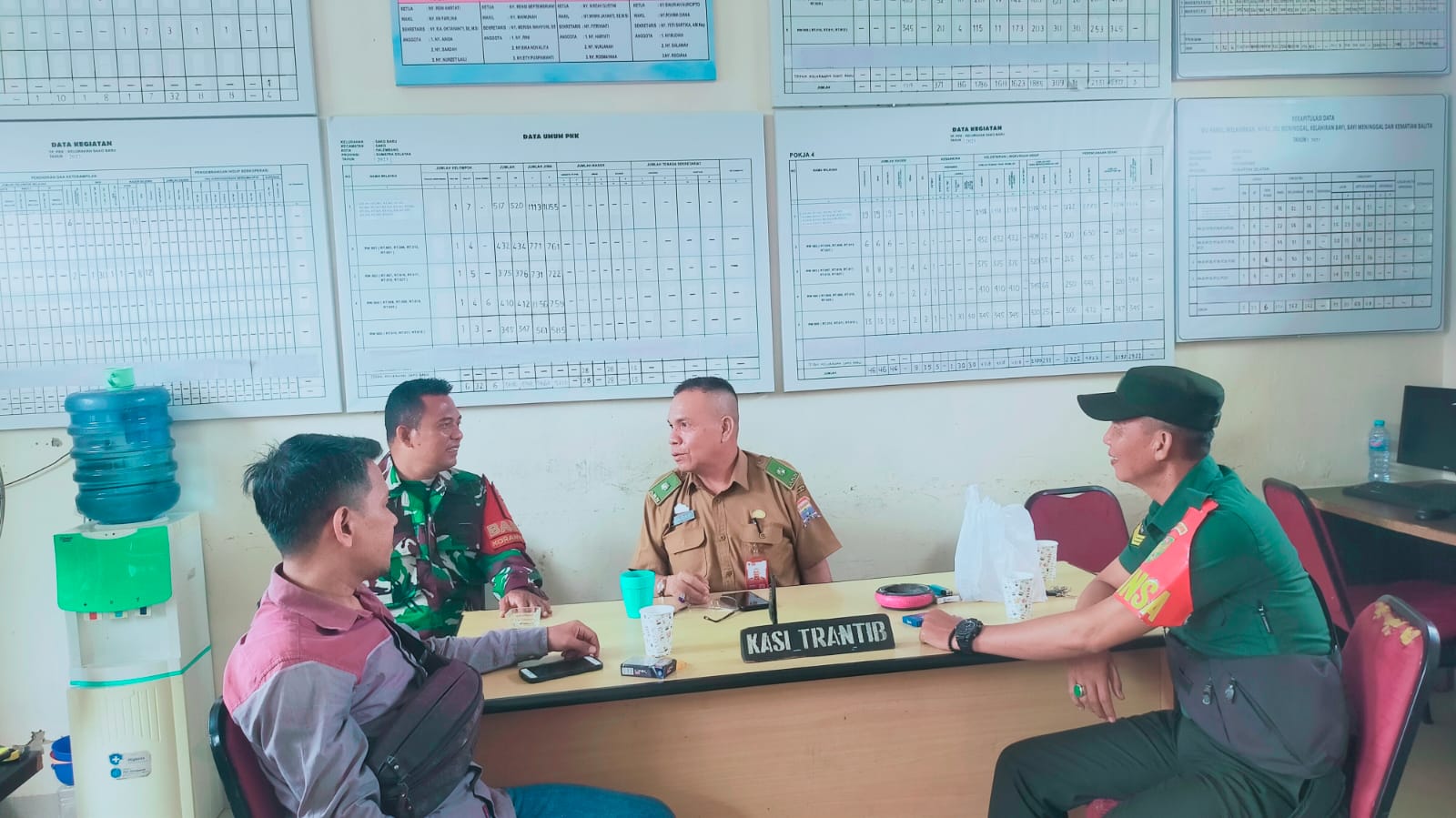 Babinsa Kelurahan Sako Baru Jalin Sinergi Lewat Komsos Bersama Kasi Trantib 1