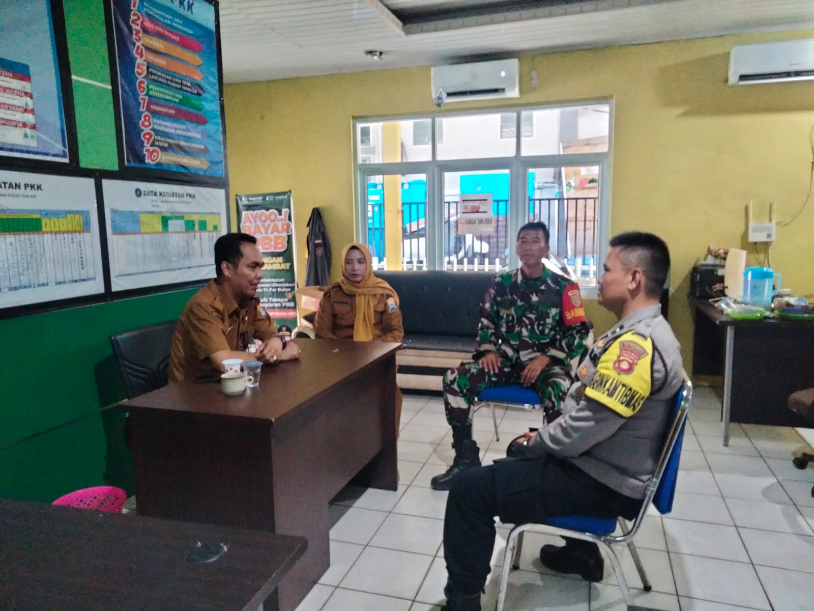 Babinsa dan Bhabinkamtibmas Kelurahan 23 Ilir Koordinasi Pelayanan Publik dan Penyaluran Bantuan 1