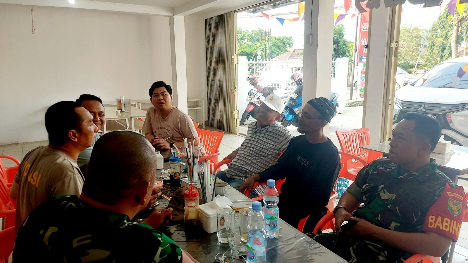 Babinsa Sukamaju Gelar Komsos Bersama Tiga Pilar dan Ketua RT/RW Bahas Keamanan Lingkungan 1