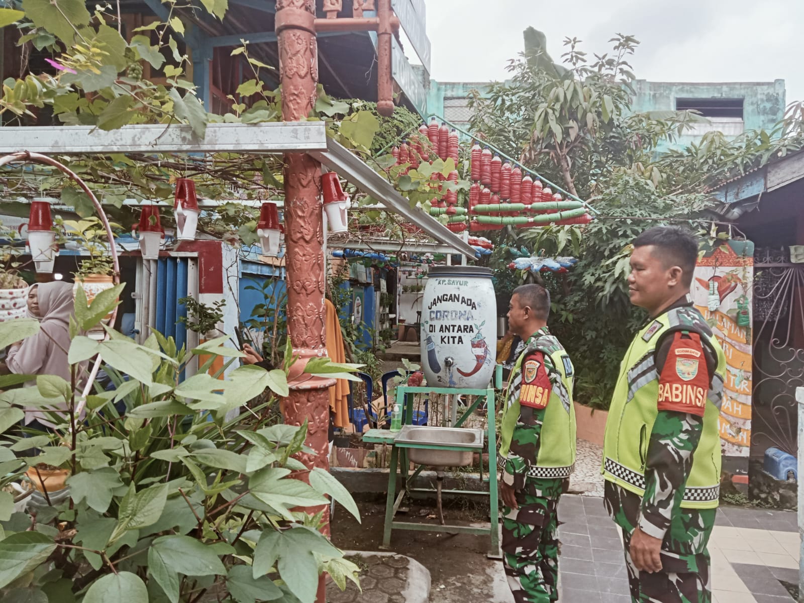 Sambut HUT RI ke-80, Babinsa 26 Ilir Ajak Warga Kibarkan Merah Putih dan Rayakan dengan Meriah 1