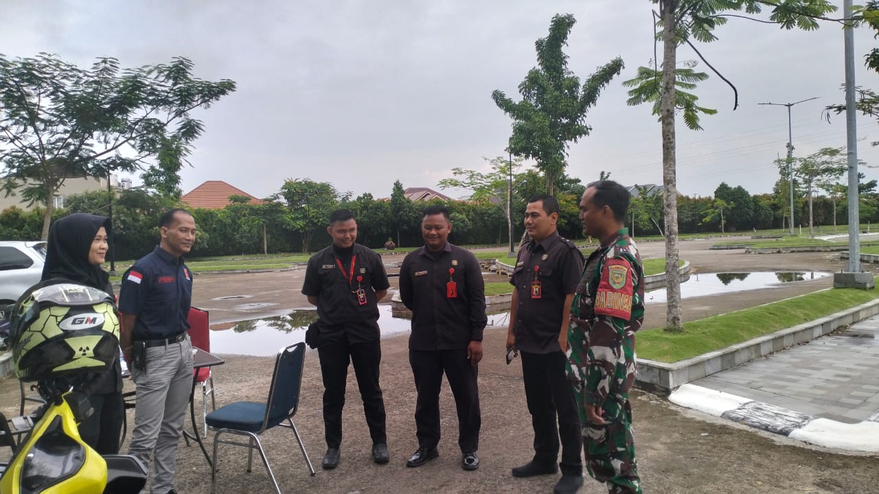 Babinsa Bukit Lama Ajak Security Hotel Salatin Tingkatkan Patroli dan Kewaspadaan 1