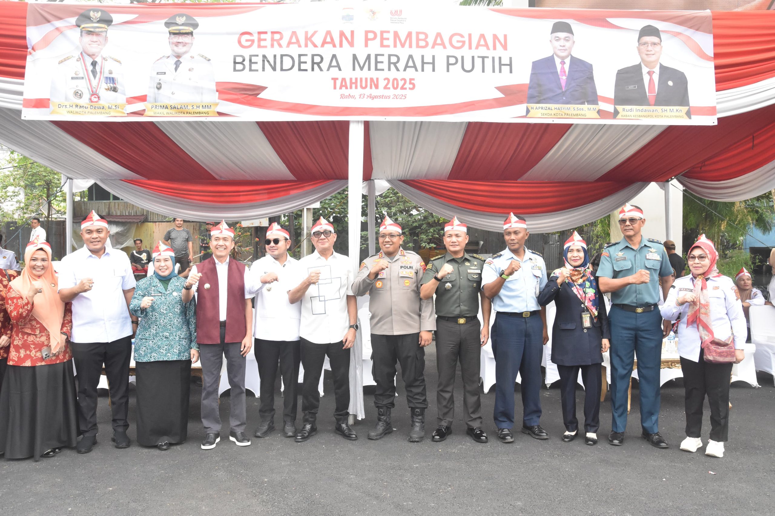 Kasdim 0418/Palembang Hadiri Gerakan Pembagian Bendera Merah Putih di Simpang Lima DPRD Sumsel 1