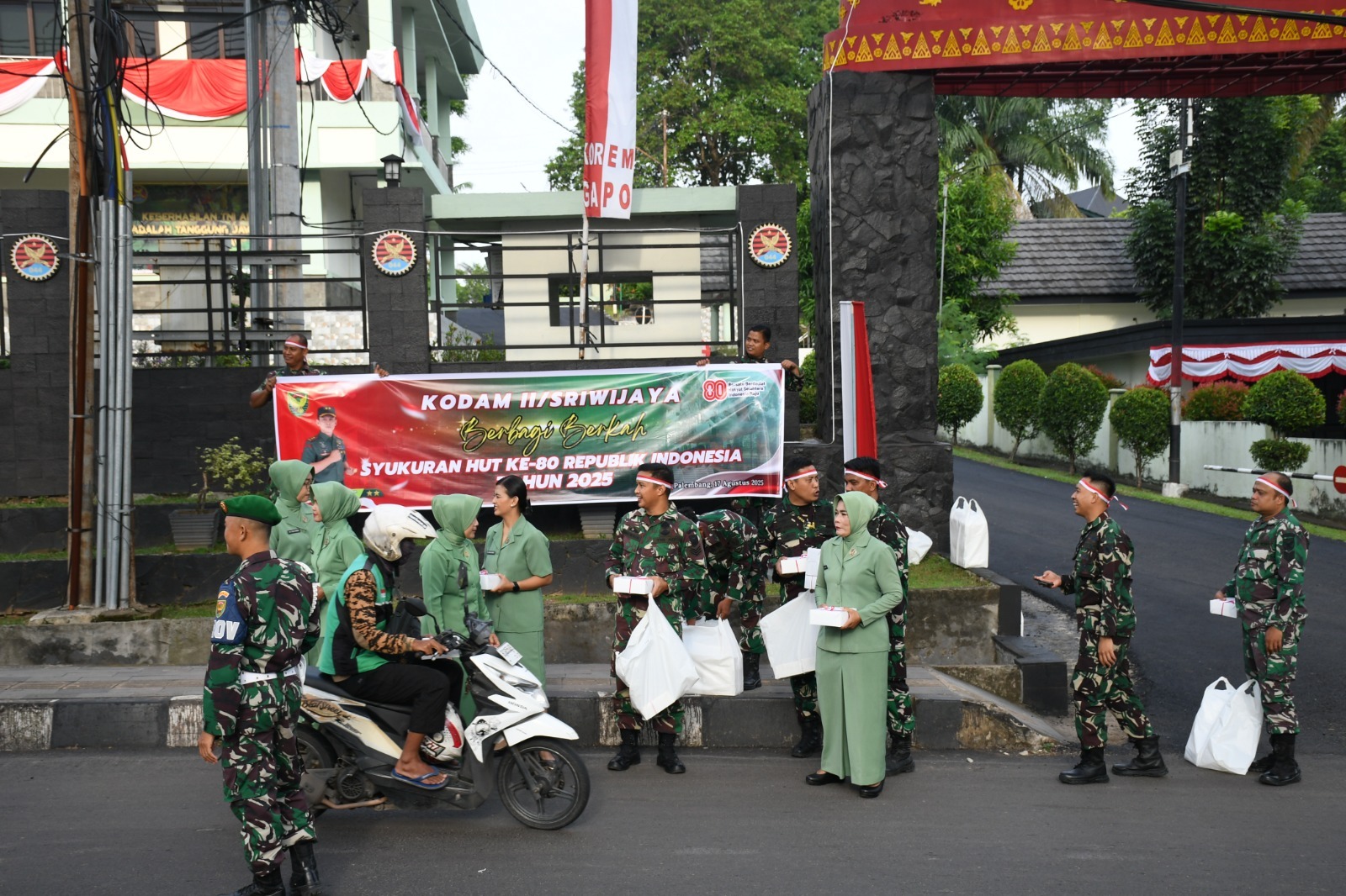 Ungkapan Rasa Syukur, Korem 044/Gapo Bagikan Nasi Kotak Pada Momen Peringatan HUT ke-80 Republik Indonesia 1