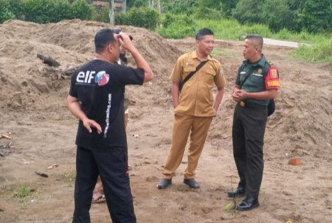 Babinsa Karya Mulya Gelar Patroli dan Komsos Jaga Kebersihan serta Keamanan Lingkungan 1