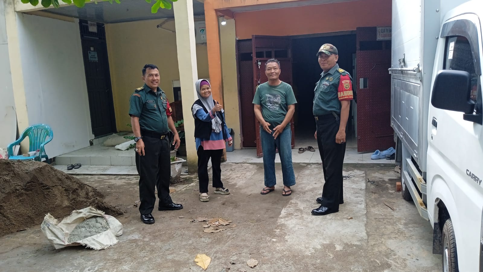 Babinsa Kelurahan Lebong Gajah Dorong UMKM Kue Kering Tingkatkan Pemasaran 1