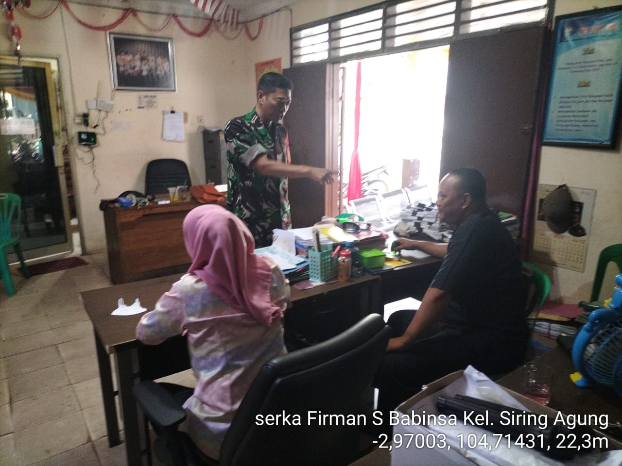 Babinsa Kel Siring Agung Komsos Bersama Staf Kelurahan, Tekankan Pentingnya Kebersihan Dan Keamanan 1