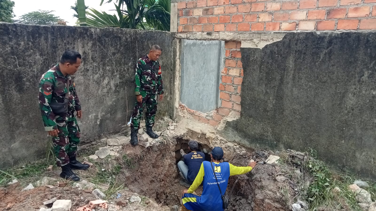 Walikota Palembang Tinjau Saluran Air di Sako, Babinsa Koramil 418-08/Sako Ikut Kawal 1